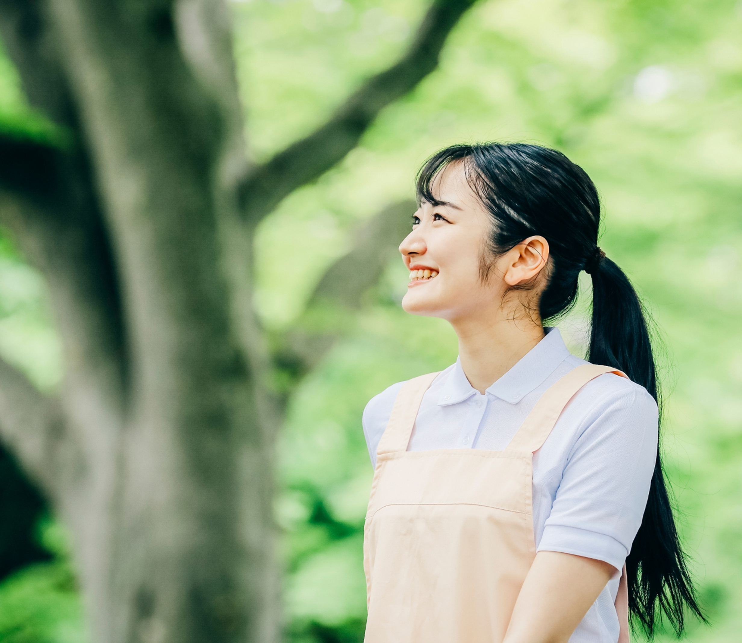 笑顔で働く若い介護職員